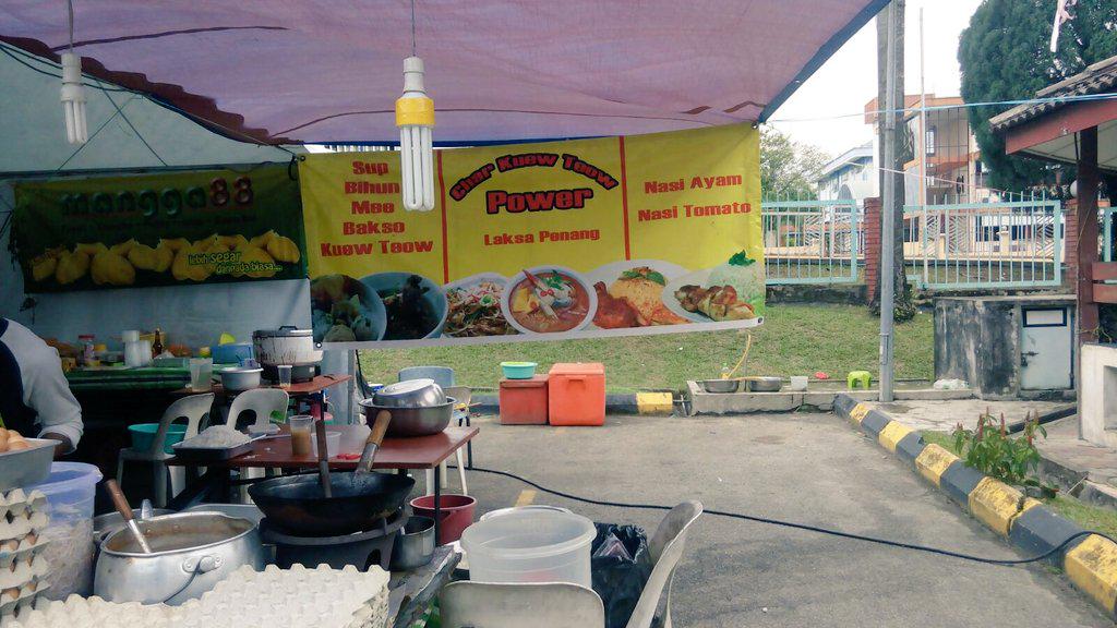 fsccfsiium's tweet photo. Hungry? Craving? 😥
So, the answer is... 👇
#iFest http://t.co/fgdSRDYbIE