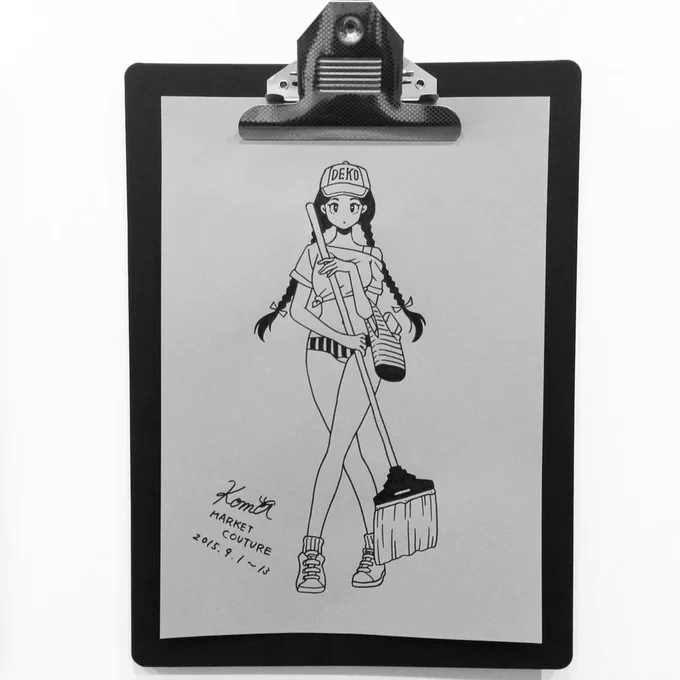 展示も残すところ5日。本日はあいにくの雨ですがギャラリーは20時までオープンしております。✒️サインペンドローイング「みつあみガールとモップ」「バックパックガールとネギ」#Marketcouture 