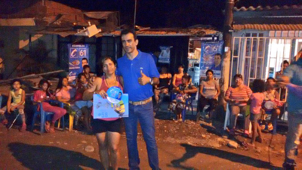 VelezMariachi's tweet photo. Seguimos difundiendo nuestro proyecto en el barrio Porfía, hoy junto a Maria Aide Morales. #C61 #Asamblea http://t.co/ftHZFW6Aji