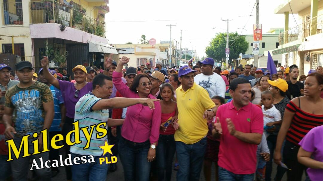 MiledysNunez's tweet photo. Gracias a todo el sector de Caminos Vecinales y del San Martin por su masivo apoyo a nuestro mano a mano #Miledys2016 http://t.co/hNrvAFPoOc