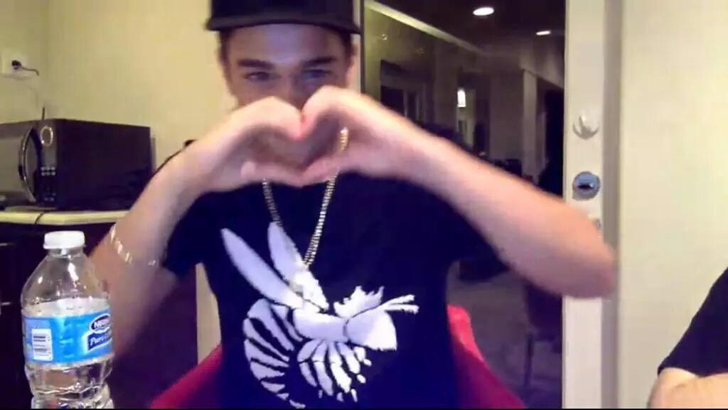 sunsetruths's tweet photo. @AustinMahone you never forget the heart in the end, I love it :) http://t.co/6dgYhlxdSp
