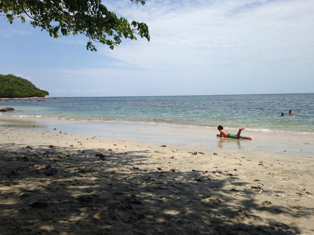 elsa_2624's tweet photo. Este es vida @playa @puertovallarta 

Enjoying life @beach @PuertoVallarta http://t.co/DoX6cyeM3k