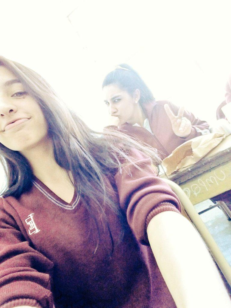 Tukaafiloni's tweet photo. "@VaaneSastre: Te amoo tanto putita feaaa @SolAlessandrini FPVane2015 👑❤ http://t.co/vB6vwYEril"la falsa estudiante esa!!