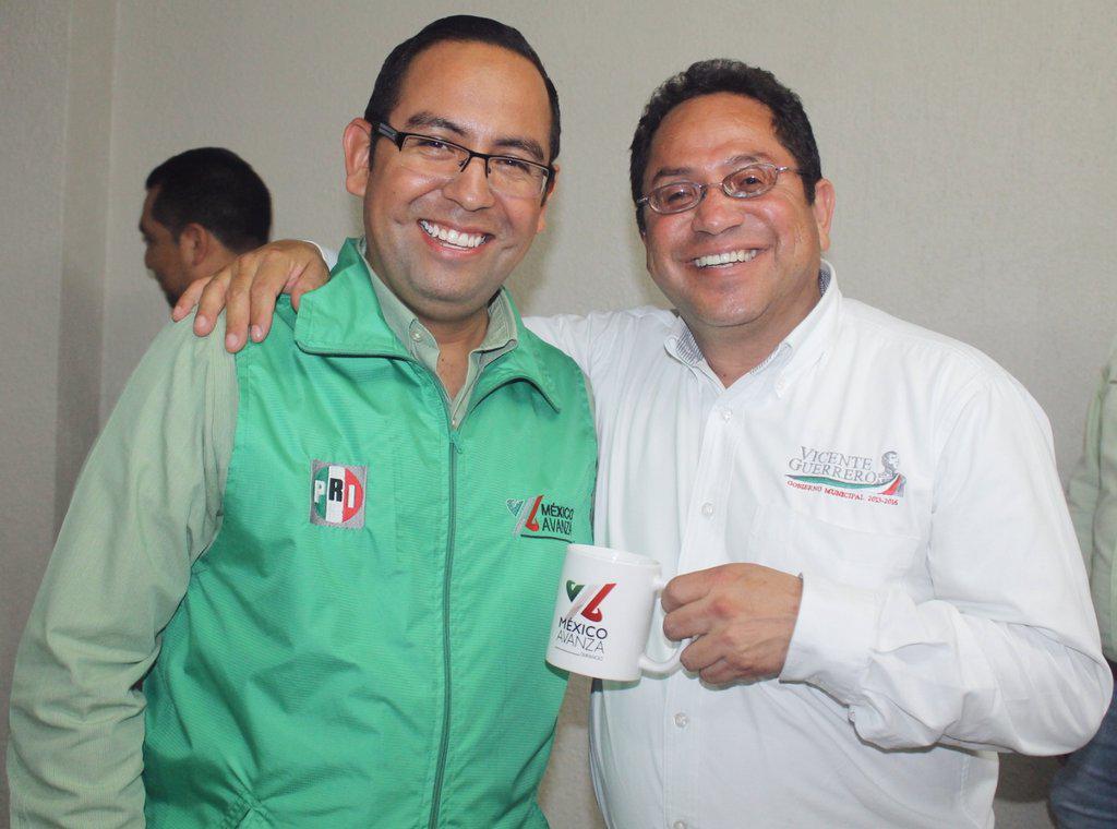RicardoMCorral's tweet photo. Muchas gracias por acomparños hoy en #Cafeteando presidente @salvadorvaz_ @manuelherrera1 @IbarraZH #VicenteGuerrero http://t.co/Zpz7eJKM6e