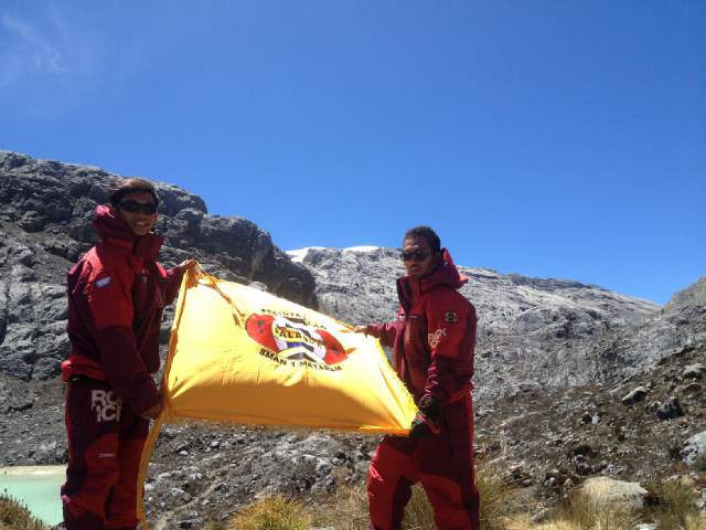 yamahaindonesia's tweet photo. Brosis, Yamaha berpartisipasi dalam pendakian Gunung Carstensz bersama PALASMA dalam rangkaian acara Top 10 Summits. http://t.co/1QWuXXtErd