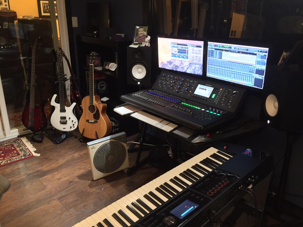 timeofsilence's tweet photo. #Tunes2015. I've lost track of how long I've been in here! http://t.co/LdtSZCN08K