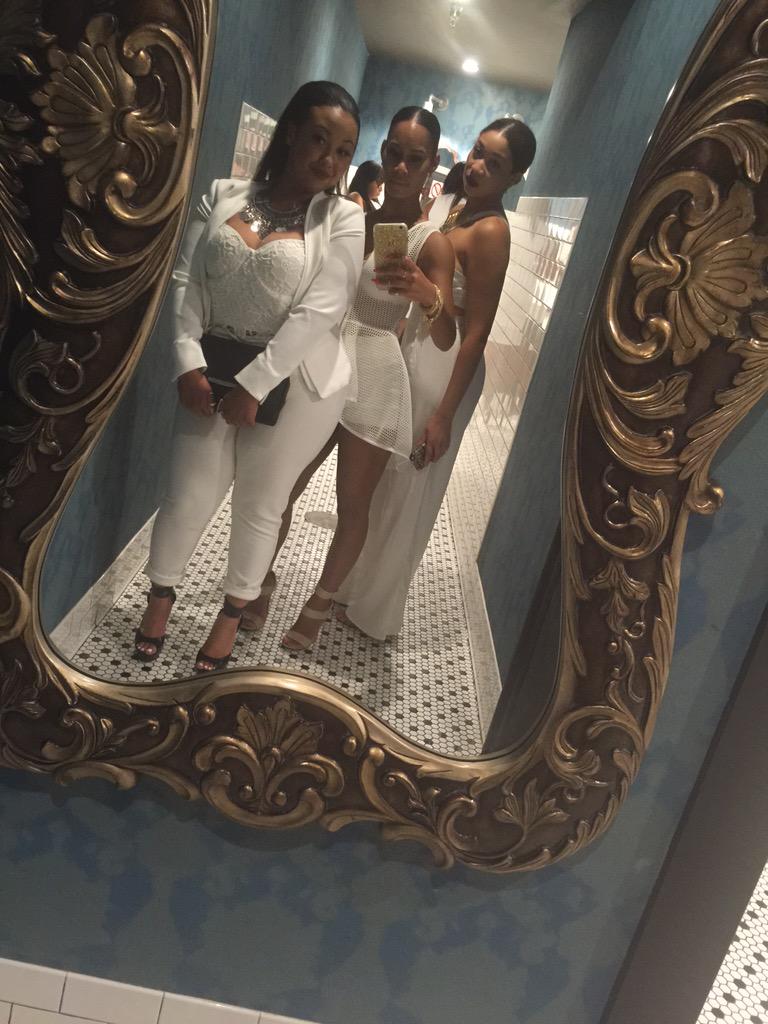 £astnameGorgeous tweet media