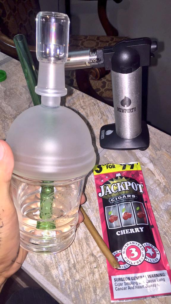Jayfromthe90s_'s tweet photo. It was nice ripping my Homies @hitmanglass #dabaccino rig today #blueberryshatter #doperig http://t.co/yScFZ5nQXf