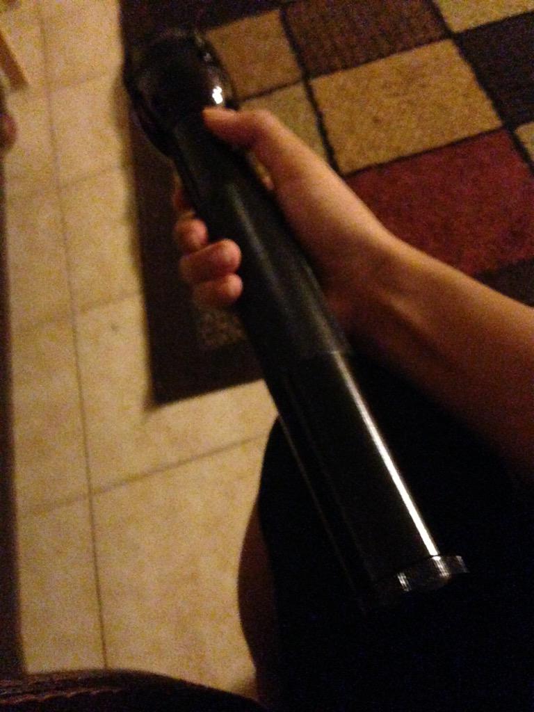 Third_Guard's tweet photo. //Yoo look at my flashlight I feel like a night guard now http://t.co/sqtlcJRzhF