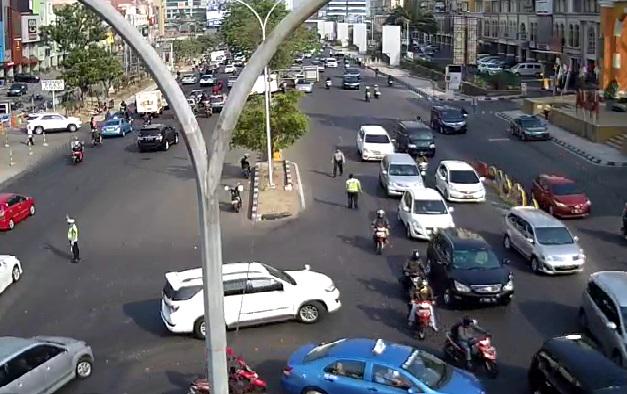 TMCPoldaMetro's tweet photo. 09:24 Lalu lintas di sekitar depan MOI. Kelapa Gading ramai lancar. http://t.co/XC973BgOXl