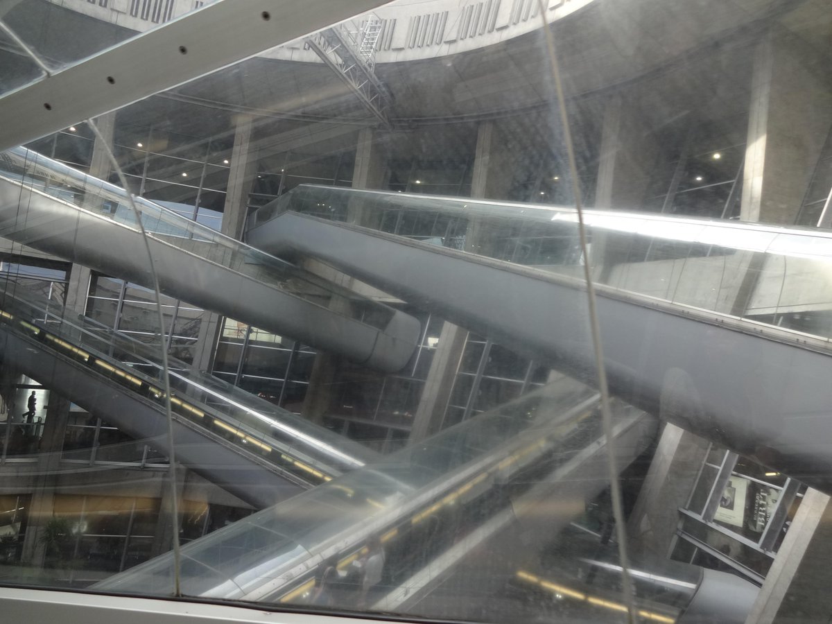 ユーろん パリのシャルル ド ゴール空港ターミナル1のレトロな近未来感が好きだロン ドーナツ型の建物で ドーナツの穴の部分にたくさんのチューブ型エスカレーターが入り乱れているのが鉄腕アトムに出てきそう Http T Co rdlun2is ユーろん パリのシャルル ド ゴール空港ターミナル1のレトロな近未来感が好きだロン ドーナツ型の建物で ドーナツの穴の部分にたくさんのチューブ型エスカレーターが入り乱れているのが鉄腕アトムに出てきそう Http T Co rdlun2is