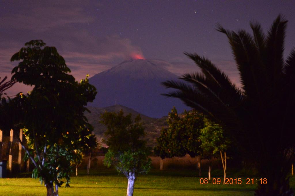Vía <a href="/9chuytorres/">Chuy Torres 🇲🇽</a>
El <a href="/Popocatepetl_MX/">Volcán Popocatépetl</a> se deja ver esta noche con incandescencia y con nieve desde #Atlixco #Puebla