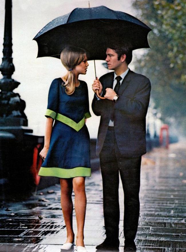 HistoryInPics's tweet photo. A stylish couple in the rain in London, 1963. http://t.co/lmiztjAeRv