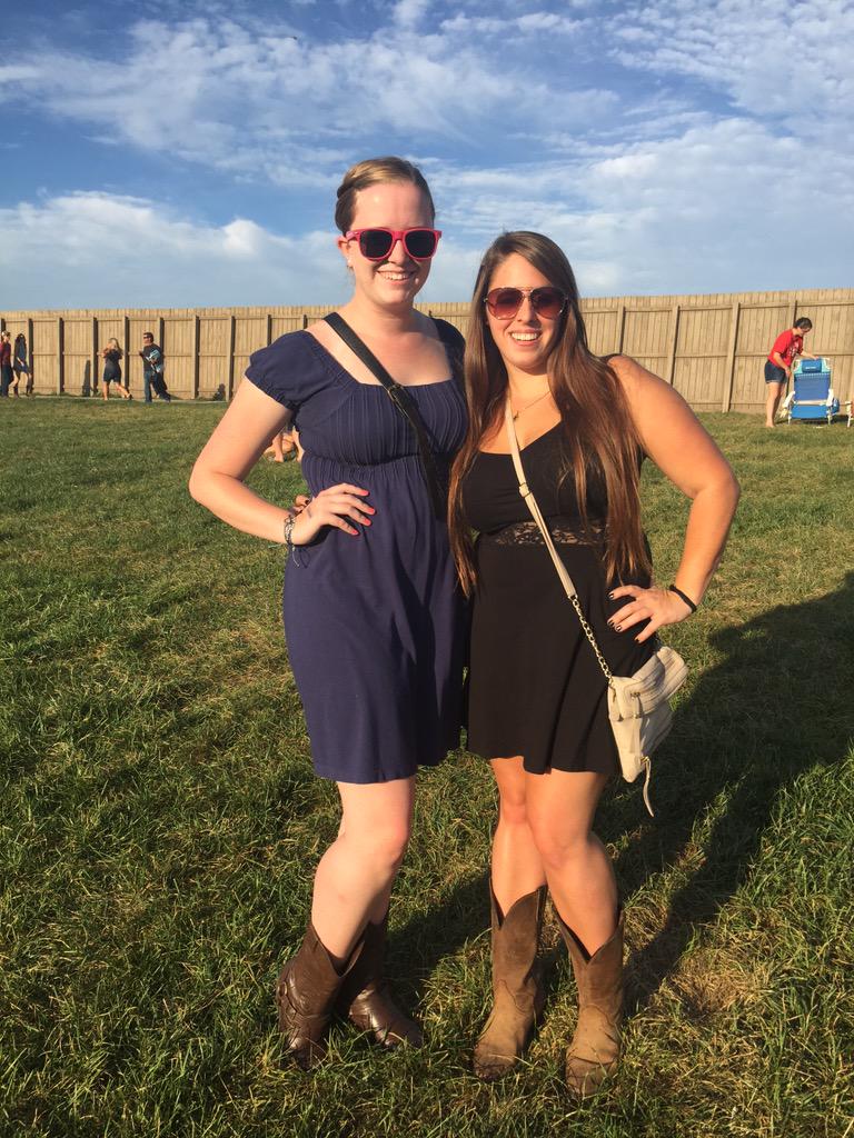 taybrooke2208's tweet photo. @wzpl "we never go out of style" and are ready to "shake it off" 👯💃🏻at @taylorswift13 ! #xfinity1989 #HelloMissSwift http://t.co/j2wIXjBv9s