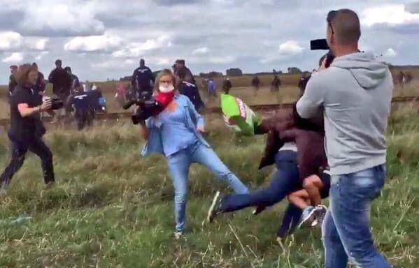 lourdesanchezok's tweet photo. Inhumana, vergüenza 😡 #petraLazlo http://t.co/aFHtXE2h94