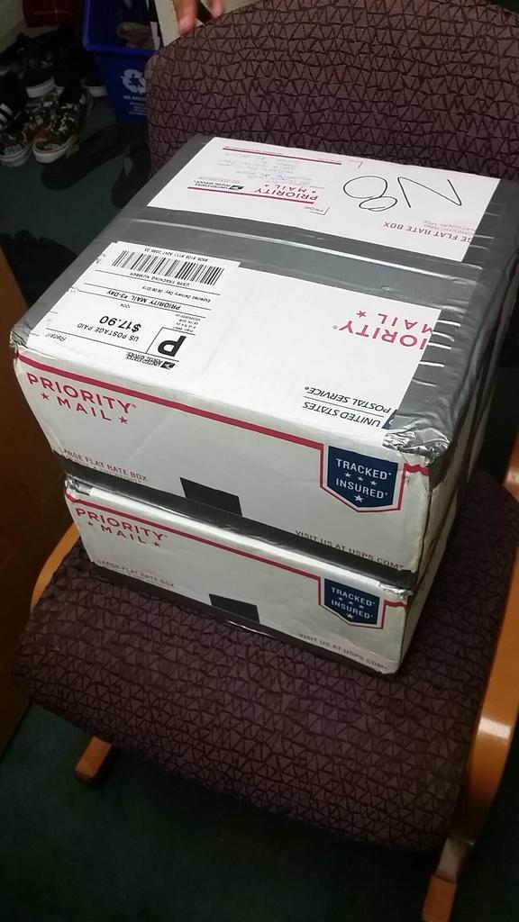 fox_blaise's tweet photo. First care package #carepackageinbound http://t.co/P2pZmome2J