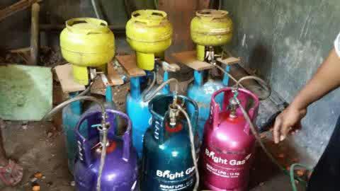 infosurabaya's tweet photo. Ratusan Elpiji Oplosan Beredar di Surabaya http://t.co/EmGRieR4Y0 http://t.co/1HUiHI6Yiu