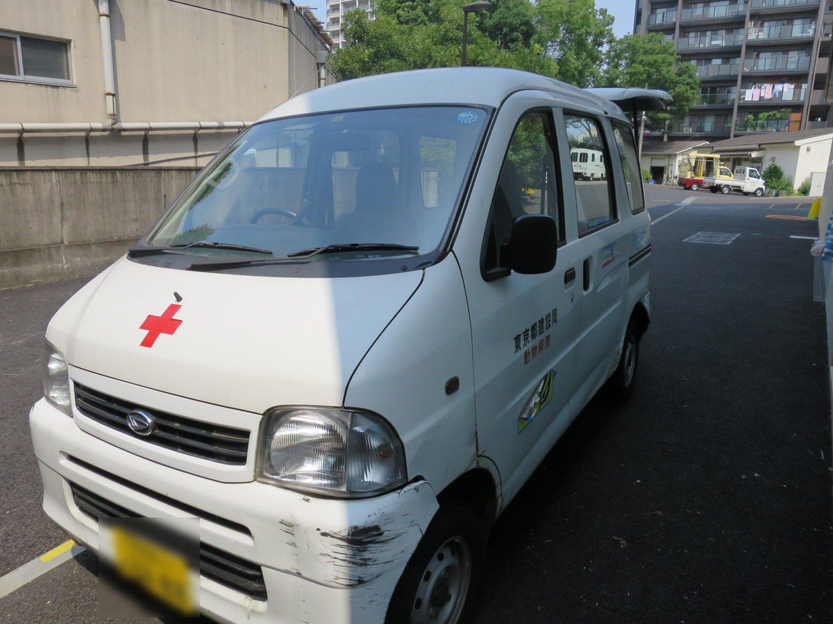 上野動物園 公式 救急の日 にちなんで 上野動物園の動物病院専用車をご紹介 動物たちに何かあった際は お客様通路とは別の管理通路を通って獣医が急行し その場で治療したり レントゲンや手術室のある病院まで患者の動物を搬送したりします
