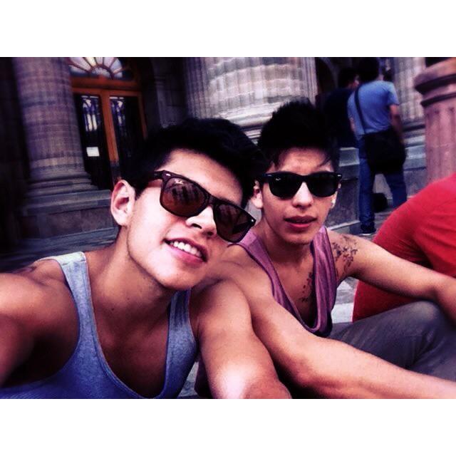 Jeremyoficial1's tweet photo. Ñam ñam ñam ñam!! Con todo el swag jajaja
 #Jeremyismyband #NoNospuedendetener #swag #cervantino2013 #brothers http://t.co/scGZY4Q99s
