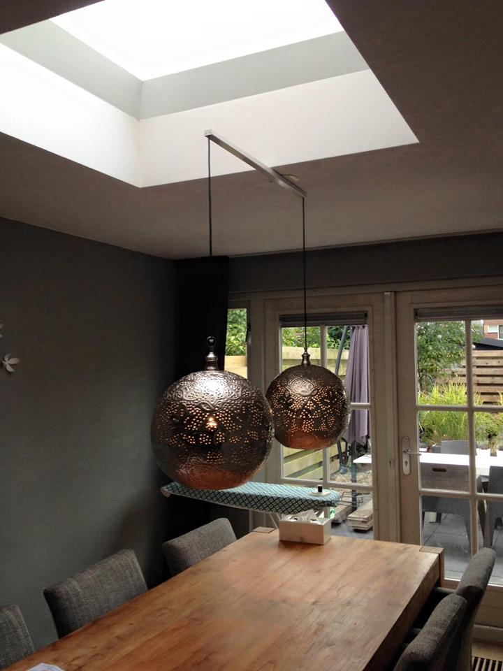Lightswing_eu's tweet image. Met de Lightswing Twin hangen ook met een Lichtkoepel de lampen midden boven de tafel!