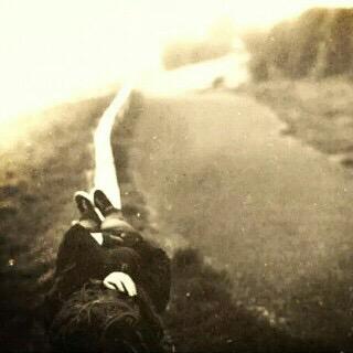 ليه القلوب الصادقه تجني احزان
وليه القلوب الكاذبه مـا تعاني

وليه البشر صنفين حاقد وخوان
وليه الرفيق احيان يصبح اناني