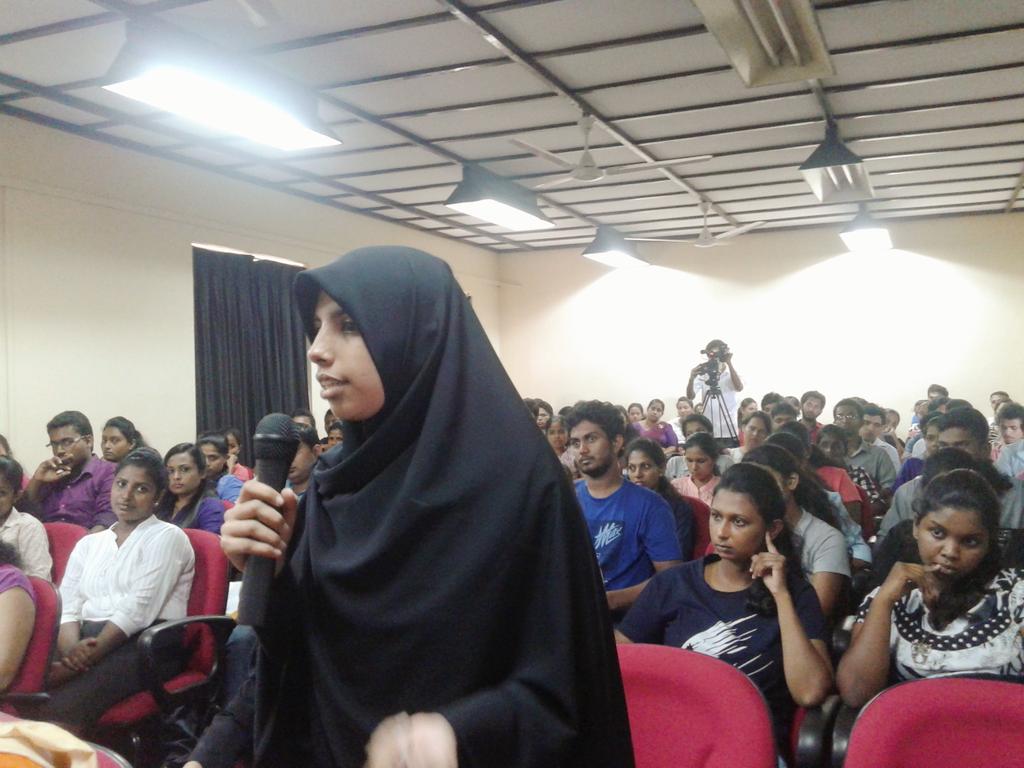 UNVSriLanka's tweet photo. Students ask questions & share their opinion about the role of UN in Sri Lanka
@UNSriLanka
#MTUN http://t.co/lUTNwYoZrM