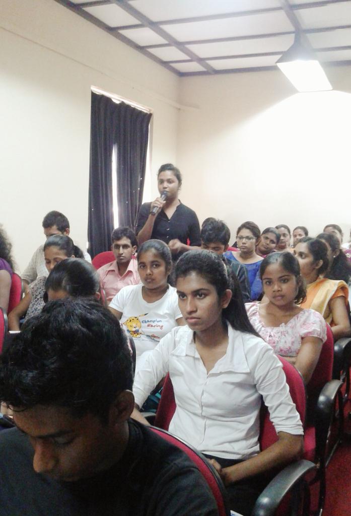 UNVSriLanka's tweet photo. Students ask questions & share their opinion about the role of UN in Sri Lanka
@UNSriLanka
#MTUN http://t.co/lUTNwYoZrM