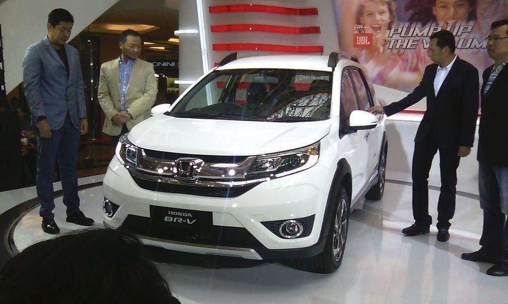 crezative's tweet photo. Buat yg suka bimbang pilih mobil dari mulai ukuran, audio, dll, #HondaBRVbdg cocok dijadikan pilihan @HondaBdgCenter http://t.co/cY0seIOcQP