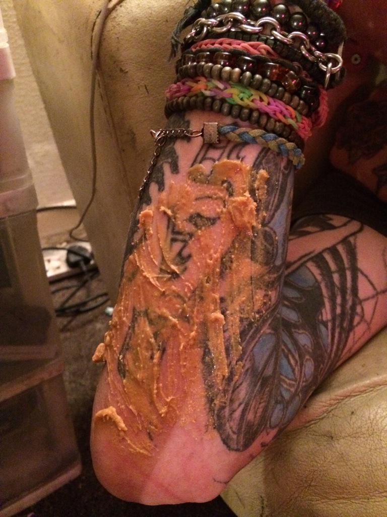 zombiakitty's tweet photo. #peanutbutterarm #sexy #@rob2304tattoo #hunkyman!! http://t.co/ApShizKQXn
