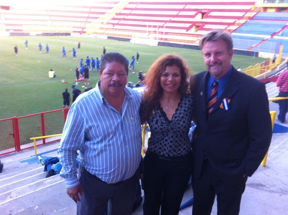 mdamiaans's tweet image. Marie Damiaans entranamiento Curacao y El Salvador con Consul de Holanda y el Presidente de la Selecta