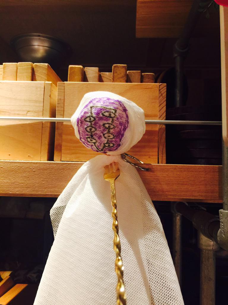 akioomori1010's tweet photo. 雨だしてるてる坊主作った http://t.co/PuQcF128aX