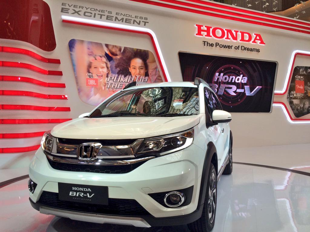 infobdg's tweet photo. Untuk pertama kalinya di Bandung @HondaBdgCenter perkenalkan #HondaBRV cek ke istimewaannya di Atrium TSM Bandung http://t.co/6aKk9dxARD