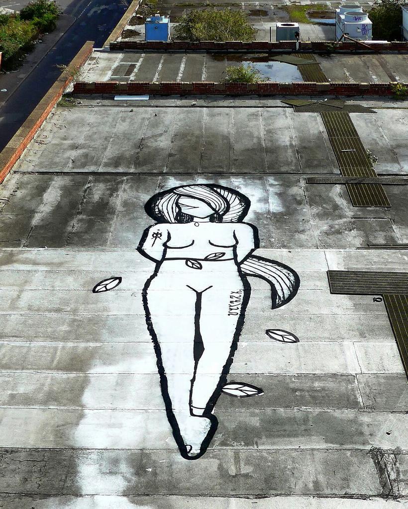 Coloquix's tweet image. Sometimes I paint 30ft women on rooftops. Sometimes. #coloquix #streetart