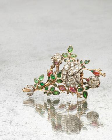 The Knightsbridge #Jewellery Sale begins at 11:00 BST today. Follow the bidding here: bonhams.com/auctions/22635…