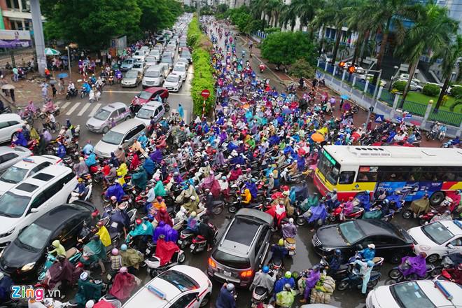 CityWallsGuru's tweet photo. The madness of traffic in #Hanoi - a photo essay http://t.co/SIQQHi4fbz #Vietnam http://t.co/UtkpswaLGr