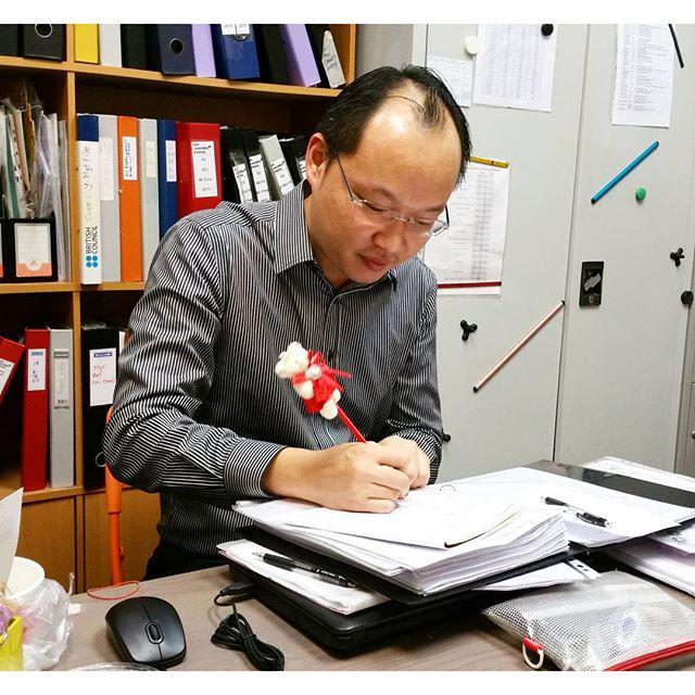 funlearners's tweet image. Thank you Shirley and Agnes for the teachers&apos; day gift! Mr Chee is using it well. #funlear… ift.tt/1hWfGkM