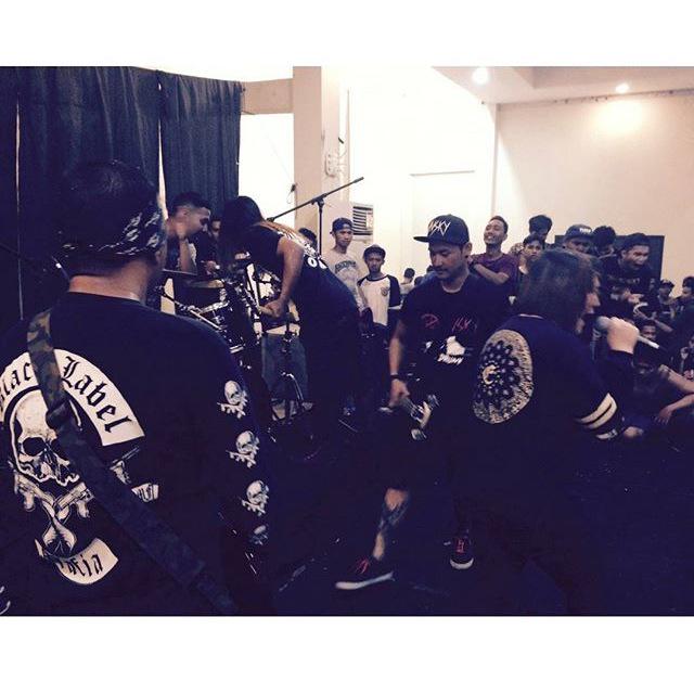 Brader kita pablo <a href="/pablo/">Pablo A. David</a>.eldiablo tattoo artist bassist of DISOBEY wearing our tee. thanks brads..!! toss..!!!🍻