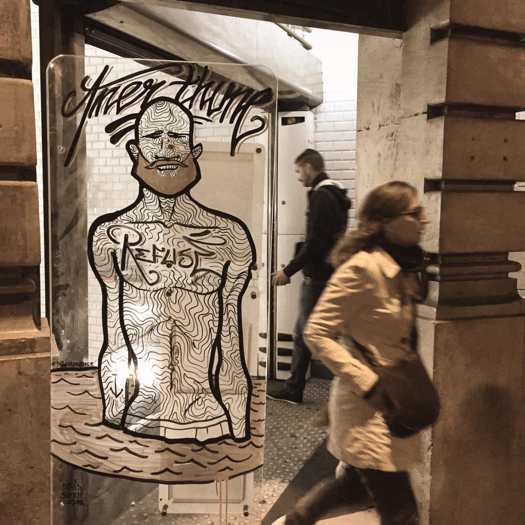 ParisSketchCult's tweet image. Night life. #AmerThune #immigration #streetart #transparance #sosracisme