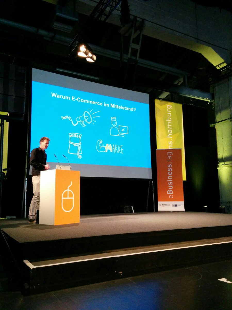 eBLotseHamburg's tweet photo. Niels Pahlmann von @TUDOCK zeigt wie man den technologischen Wandel in E-Commerce meistert #ebusin esstag2015 http://t.co/9MI34jUfXa