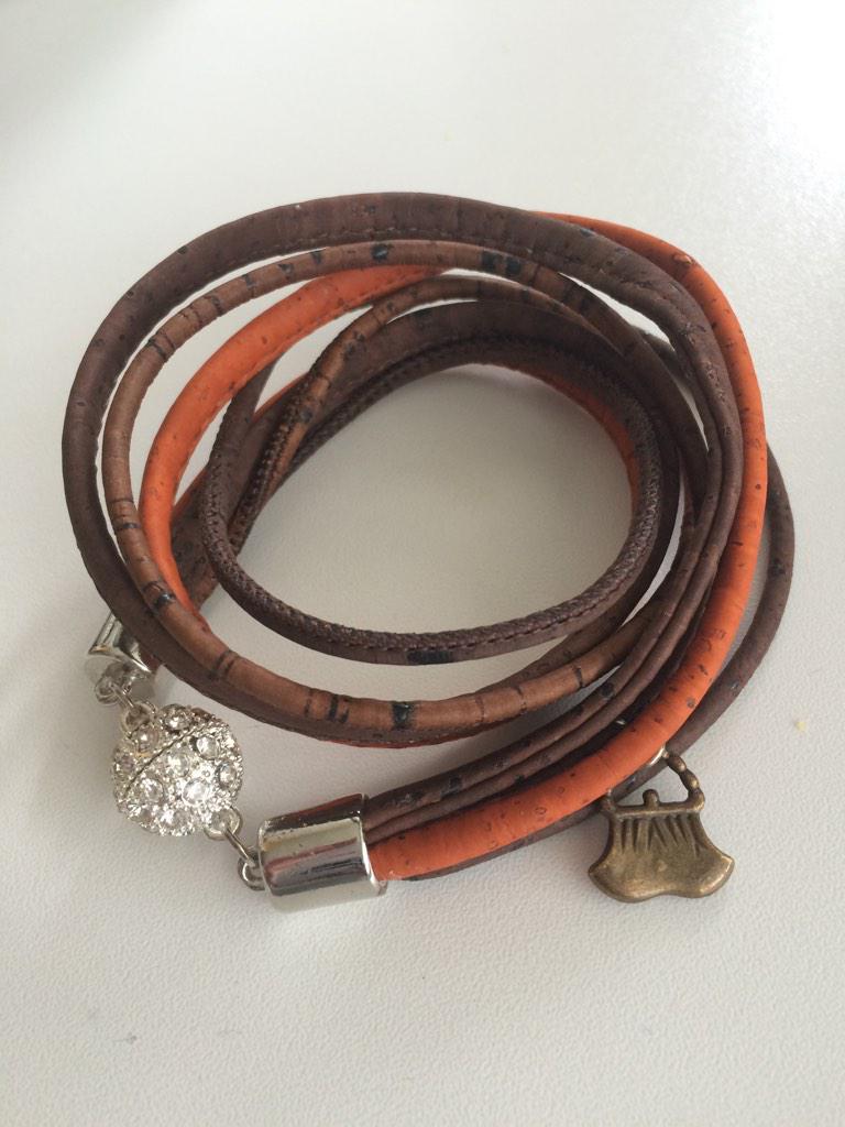 #handgemaakte #armbanden van #leer en #kurk. Natuurlijk mooi! sieradentassen.nl