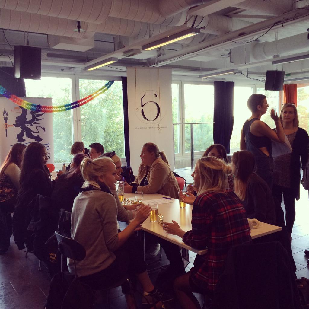 Soderfem's tweet photo. Nu har vi dragit igång! Höstterminens första feministiska quiz och pubhäng på Södertörn. http://t.co/IzSJXyTQHt