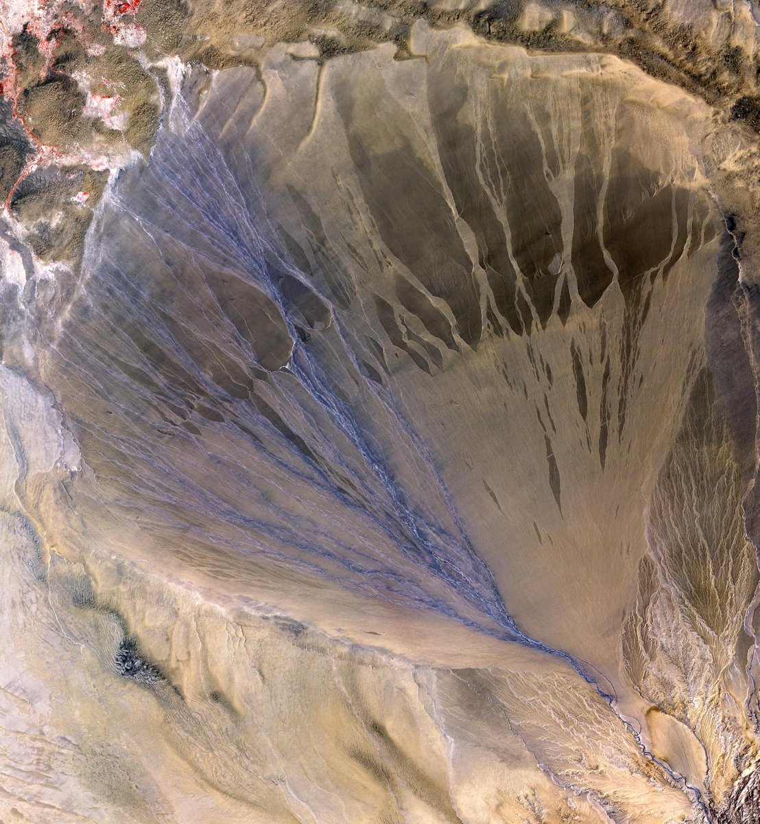 SnackableSci's tweet image. Alluvial Fan - A fan shaped deposit of sediment formed by a river or stream #Science #WordOfTheDay