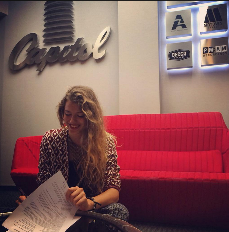 CapitolFR's tweet photo. Un GRAND WELCOME pour la belle @manonpalmer #CapitolTeam #ComingSoon http://t.co/45jORv5G1V
