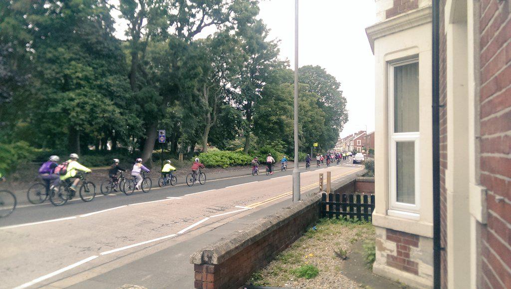 Local school children making way up to Delaval Hall to complete the last section of Stage 4 of @TourofBritain