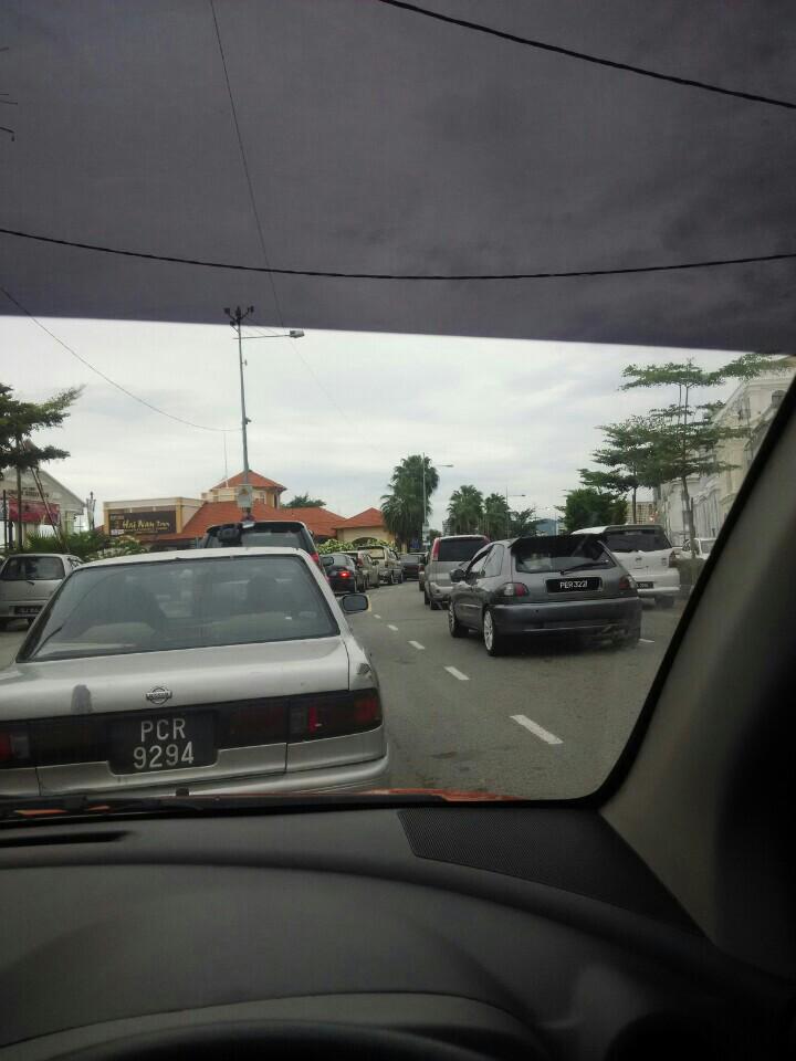 AccuLya's tweet photo. Kereta dok beratoq oii (@ Butterworth Ferry Terminal (Pangkalan Sultan Abdul Halim)) https://t.co/3upPLF3TFi http://t.co/PH2XqPTRol