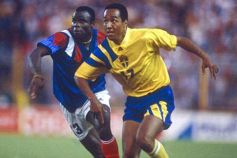 Scoreezo's tweet photo. Opening match of #Euro 92 .. Martin Dahlin (#Sweden) vs Basile Boli (#France)
#Euro2016 #euroqualifiers #EUQ http://t.co/VBYEzkFeQv