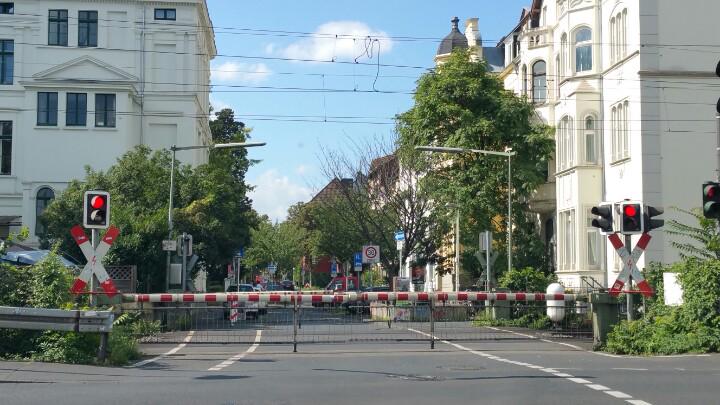 Bonngehtessen's tweet photo. Bonn in 3 Worten: Schranke ist unten http://t.co/s6cPRGyyWC