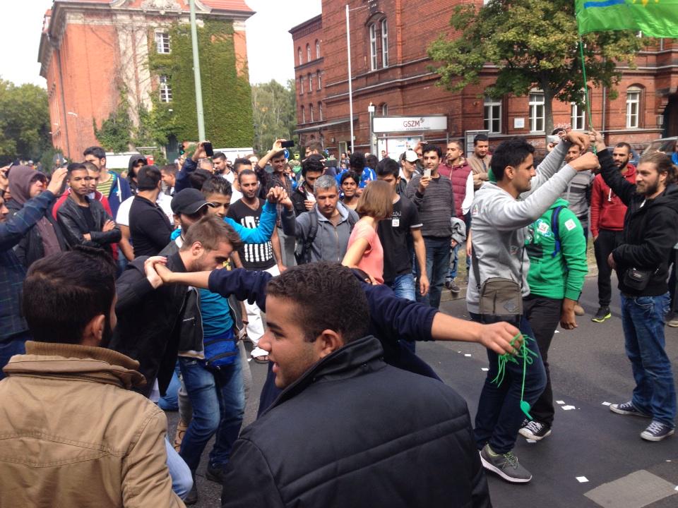 Nazis vorm #LaGeSo sind weg. Jetzt wird getanzt.