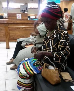 Barefoot woman hands over R20 in spirit of Ubuntu - facebook.com/awesomesouthaf…