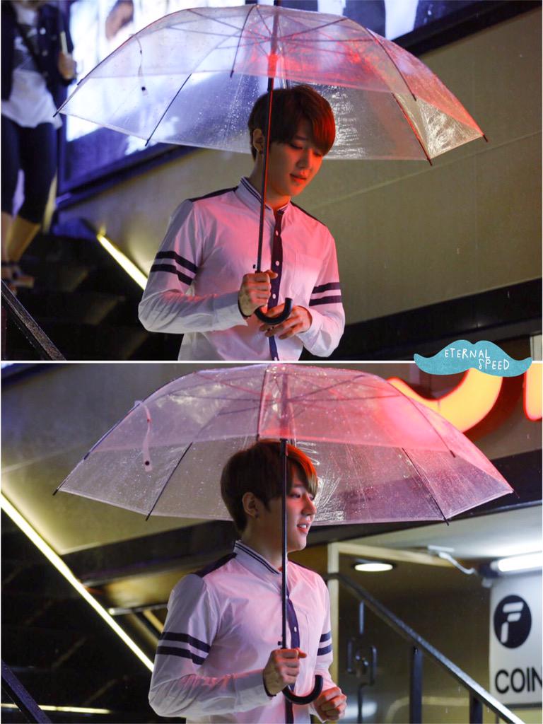 _19900509com's tweet photo. *PREVIEW) 150909 쇼박스 공연 퇴근길 #스피드 #정우 @yoosung90 비가마니와서 길이매우미끄러우니까... 조심조심.. 넘어지면 어떠케...ㅠㅠㅋㅋㅋ http://t.co/o1VoqX1GWK